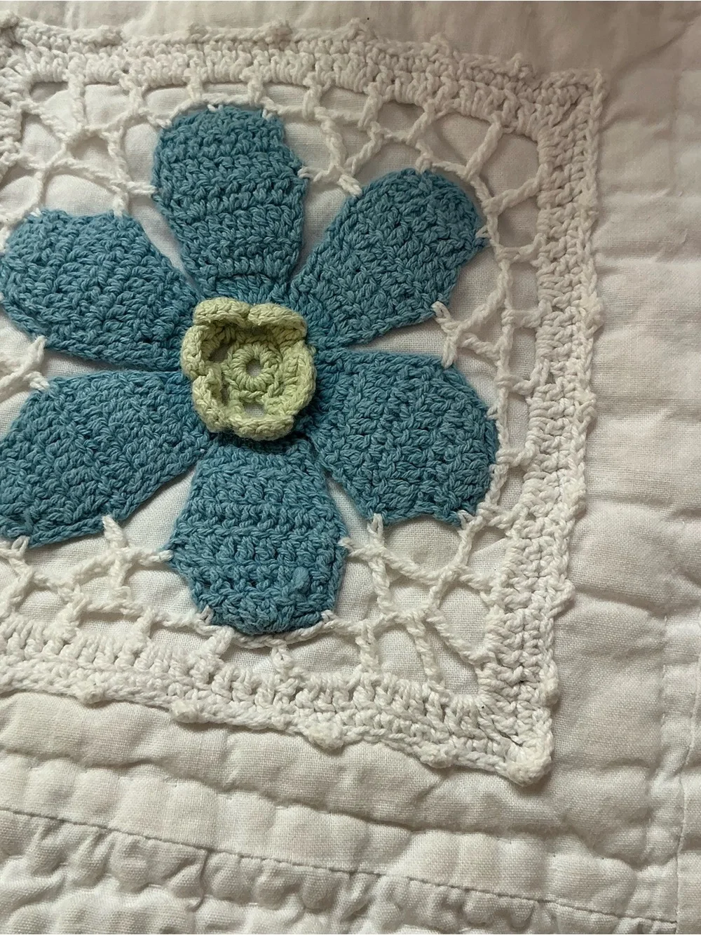 Quilted floral appliqué reversible with blue border bedspread 64 x 80